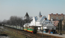 Pociąg towarowy w stronę Warszawy prowadzony lokomotywami serii 182-053 i...